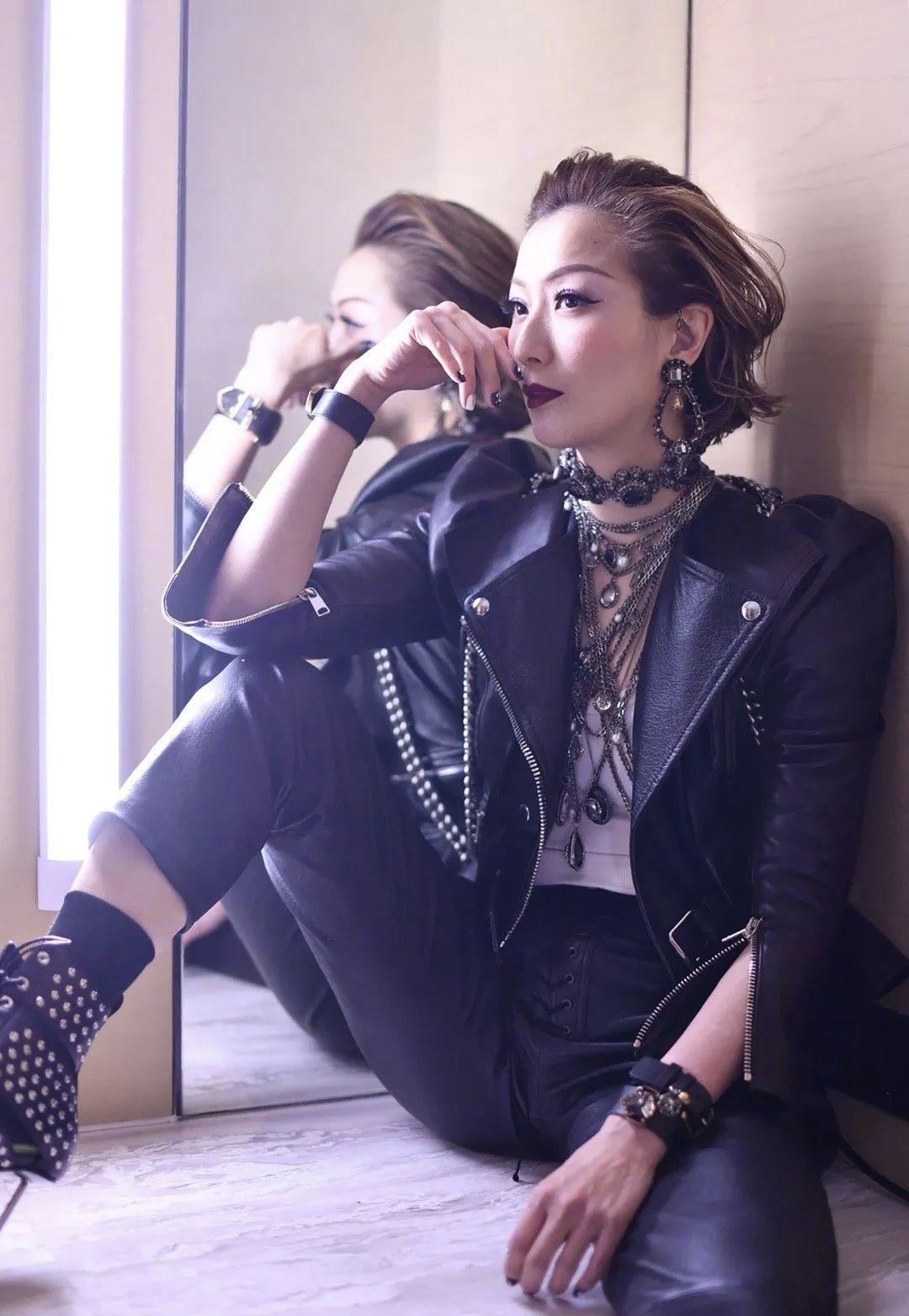 49岁郑秀文造型,郑秀文的露脐装