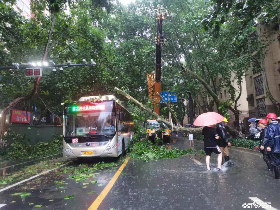 郑州遭遇特大暴雨冲走人视频,郑州曾被暴雨击中的24小时