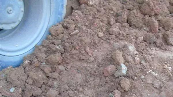 金湾两名男子被“枣核钉”误伤！血流不止！原来竟是泥头车惹的祸！