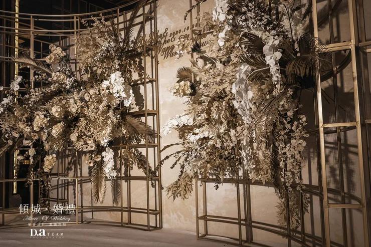 香槟色主题婚礼大屏幕视频,小饭店香槟色婚礼布置简约