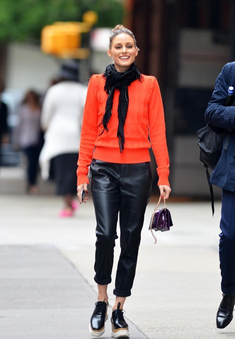 解锁冬季穿搭新方式:毛衣+皮裤,保暖又时髦,超模明星也在穿