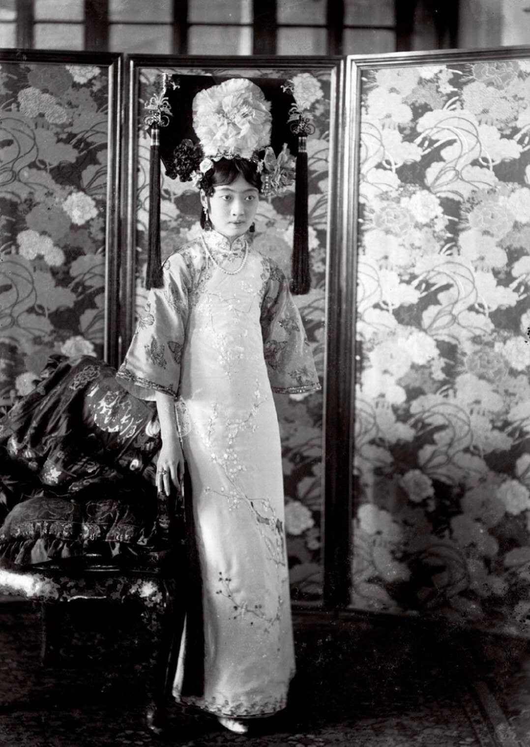 末代皇后婉容为何会被打入冷宫,末代皇帝皇后婉容的结局是什么