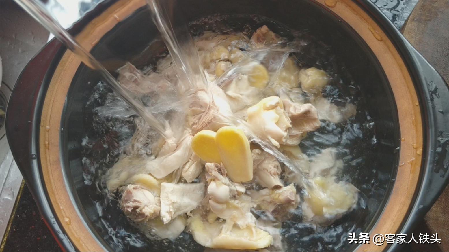 天冷来碗乌骨鸡的鸡汤,天冷了来碗暖心又暖胃的鸡汤吧