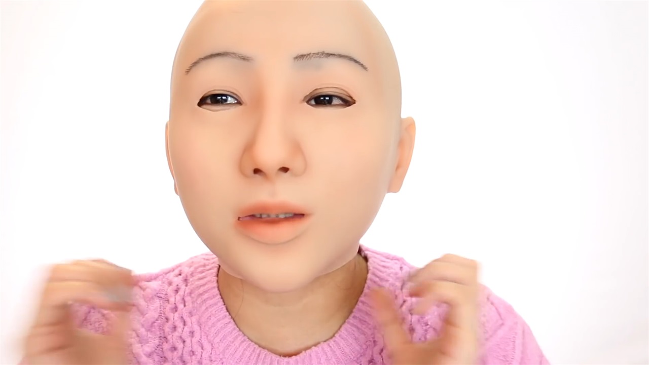 三胎时代：带着硅胶*皮人**面具的假“美女”