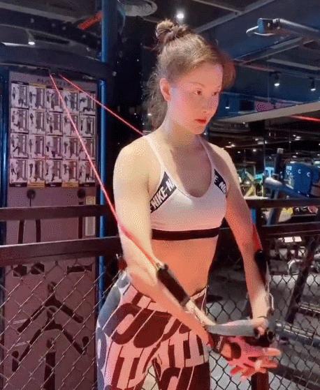 胸部下垂外扩怎么办？2个动作帮你打造高挺饱满的胸部