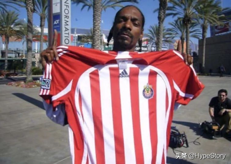 他是西海岸教父级的说唱歌手，也是足球圈最拽的球衣狂魔