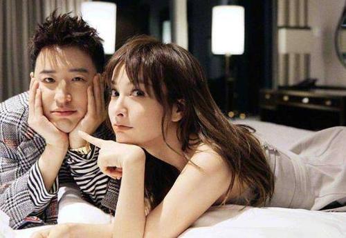 潘玮柏带小14岁娇妻现身机场,潘玮柏娶了一只鸡