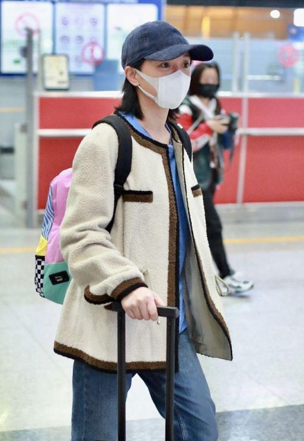 44岁周迅穿黑色裙子,48岁周迅看起来依旧很迷人