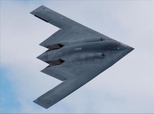 为什么b-2被称隐形轰炸机呢,美国的b-2轰炸机能击落吗