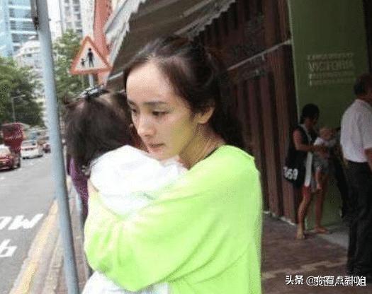 杨幂纱布,杨幂包裹严实低头疾走