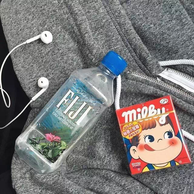 朋友送自己奶茶发朋友圈文案,喝奶茶发朋友圈文案短句可爱