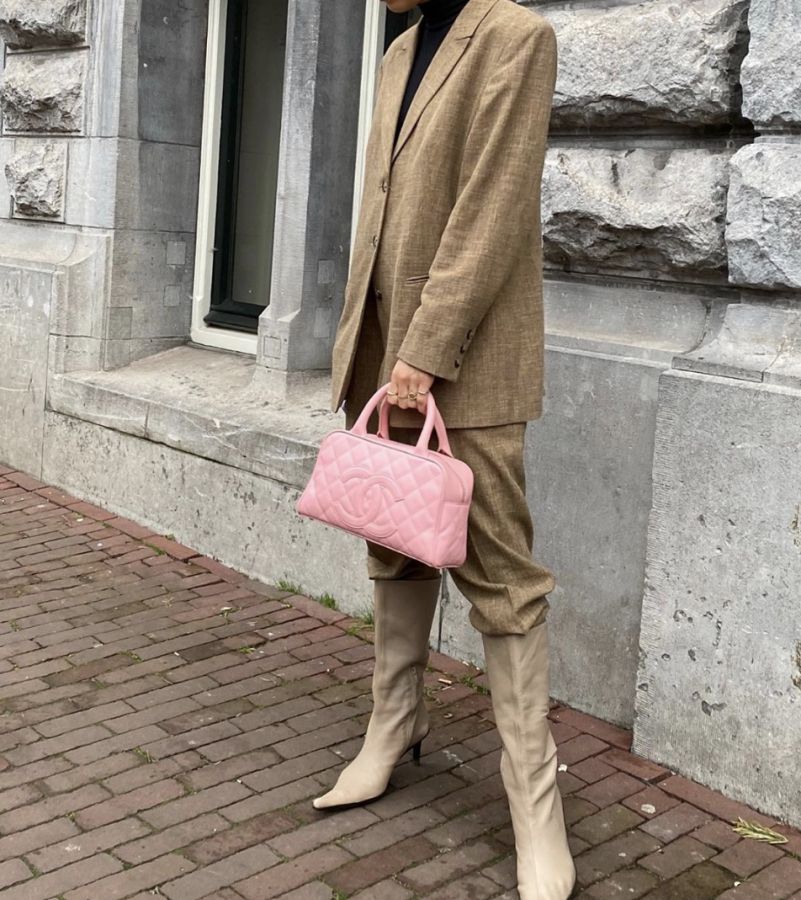 宽松裤子塞到靴子里的穿搭,最时髦的裤子配靴子