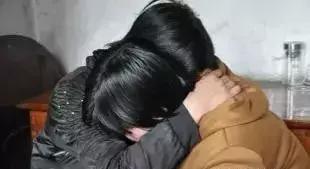 男子开三轮车被撞飞出去安全落地,男子骑摩托车被货车撞倒