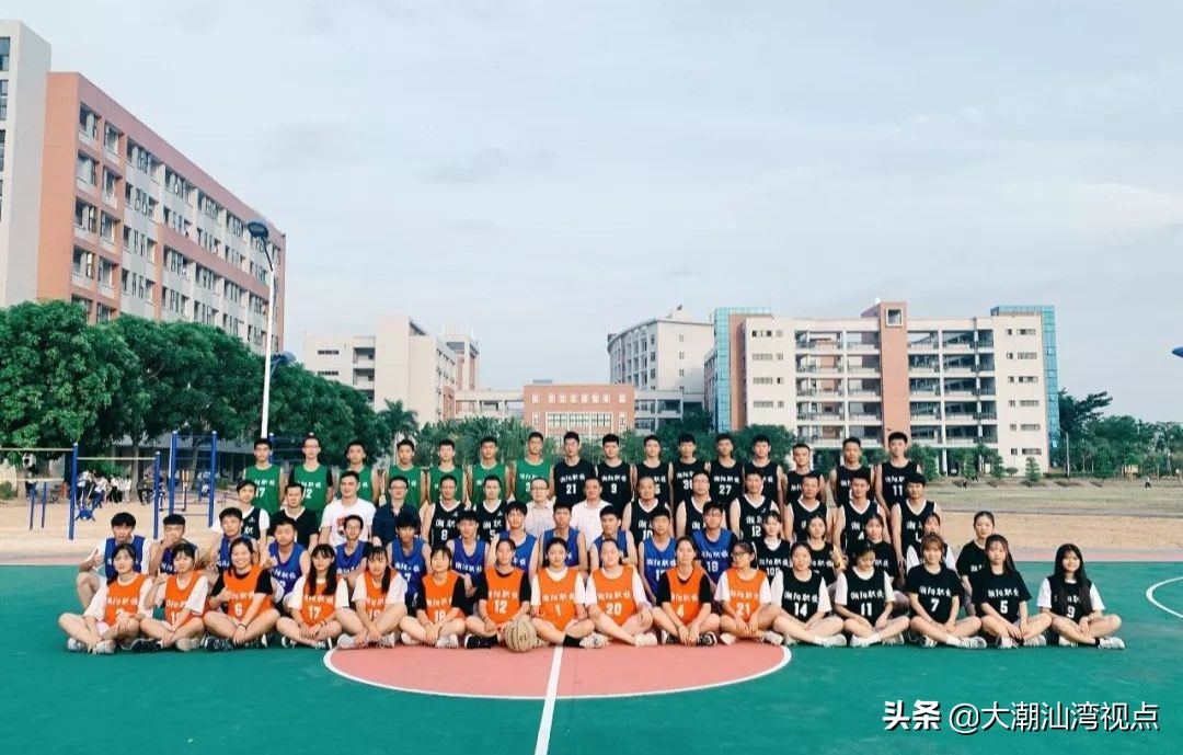 汕头哪些中专校服好看,汕头潮阳黄色校服是哪个学校