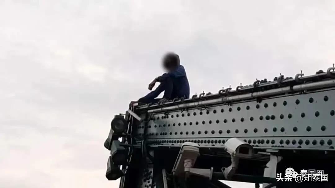 那个爬上高塔的泰国大哥，心中该有多么悲伤...