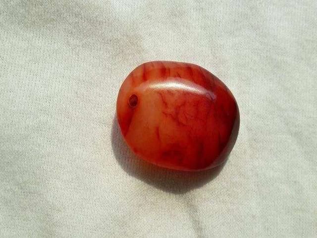 普通玉石烧热放入活狗嘴中,十年后价超百万,血玉为何如此值钱?