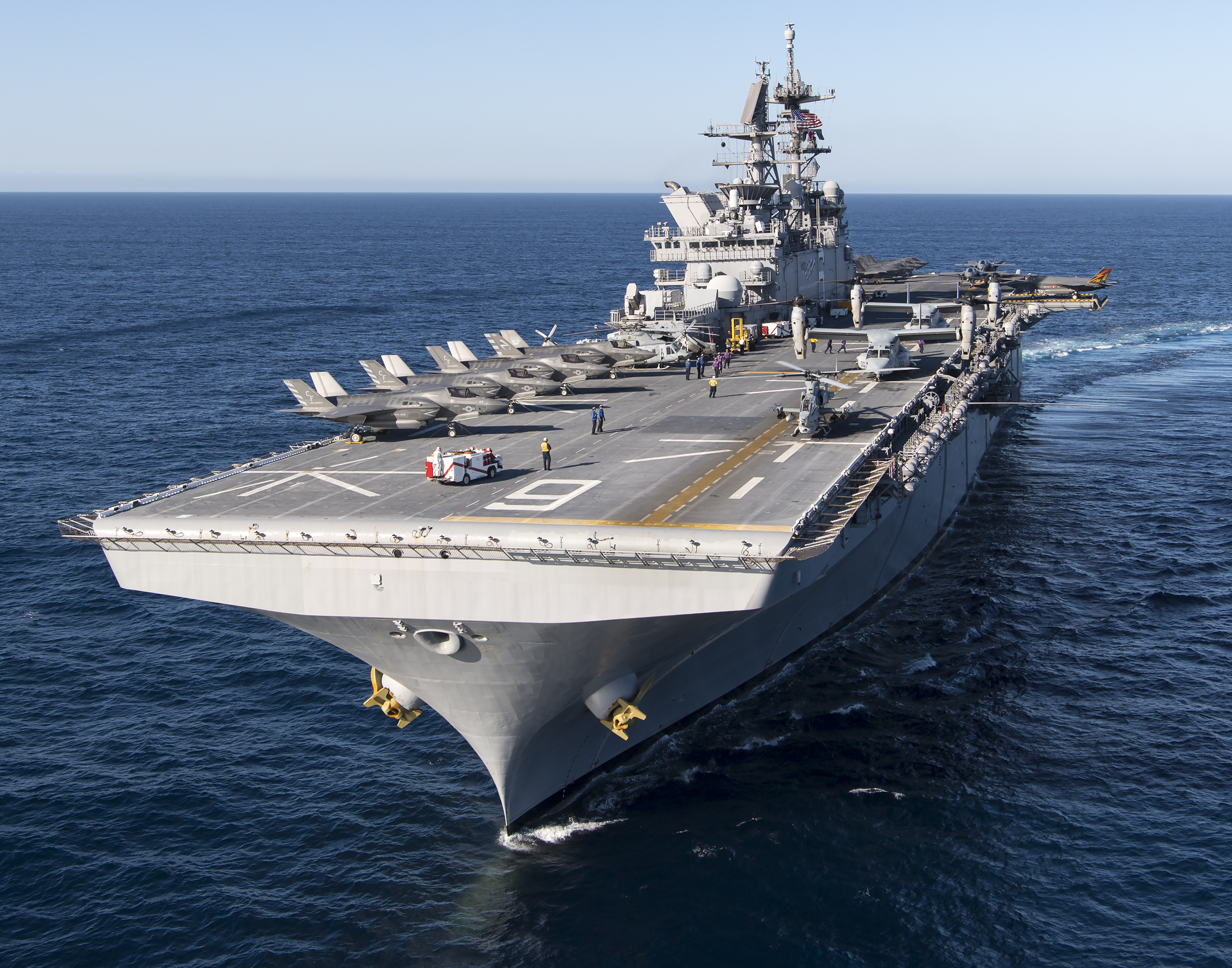 075两栖攻击舰和日本出云号,现代战舰075型两栖攻击舰最强配置