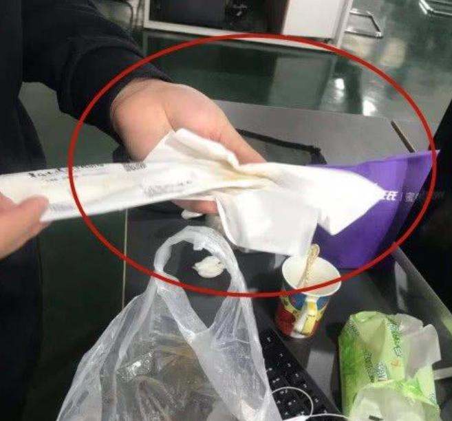 男同事点外卖,汤洒出一半,正要给差评,外卖小哥发来这种短信