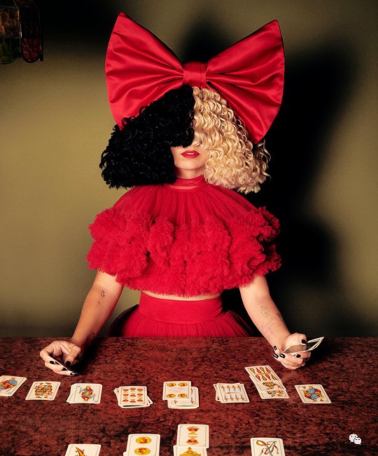 Sia43生日，那个吸*麻大**、酗酒、药物严重成瘾的她如今过得怎样？