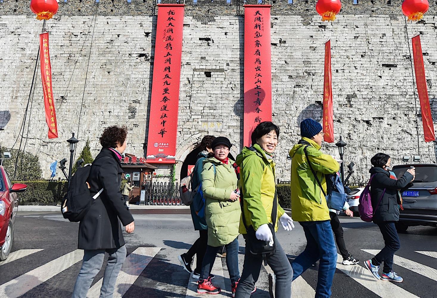 山西运城楹联创作骨干集体为南京城门投联