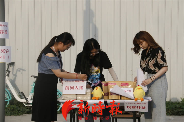 新时报3名美女记者体验夜市摆摊，挖到第一手“赚钱秘笈”