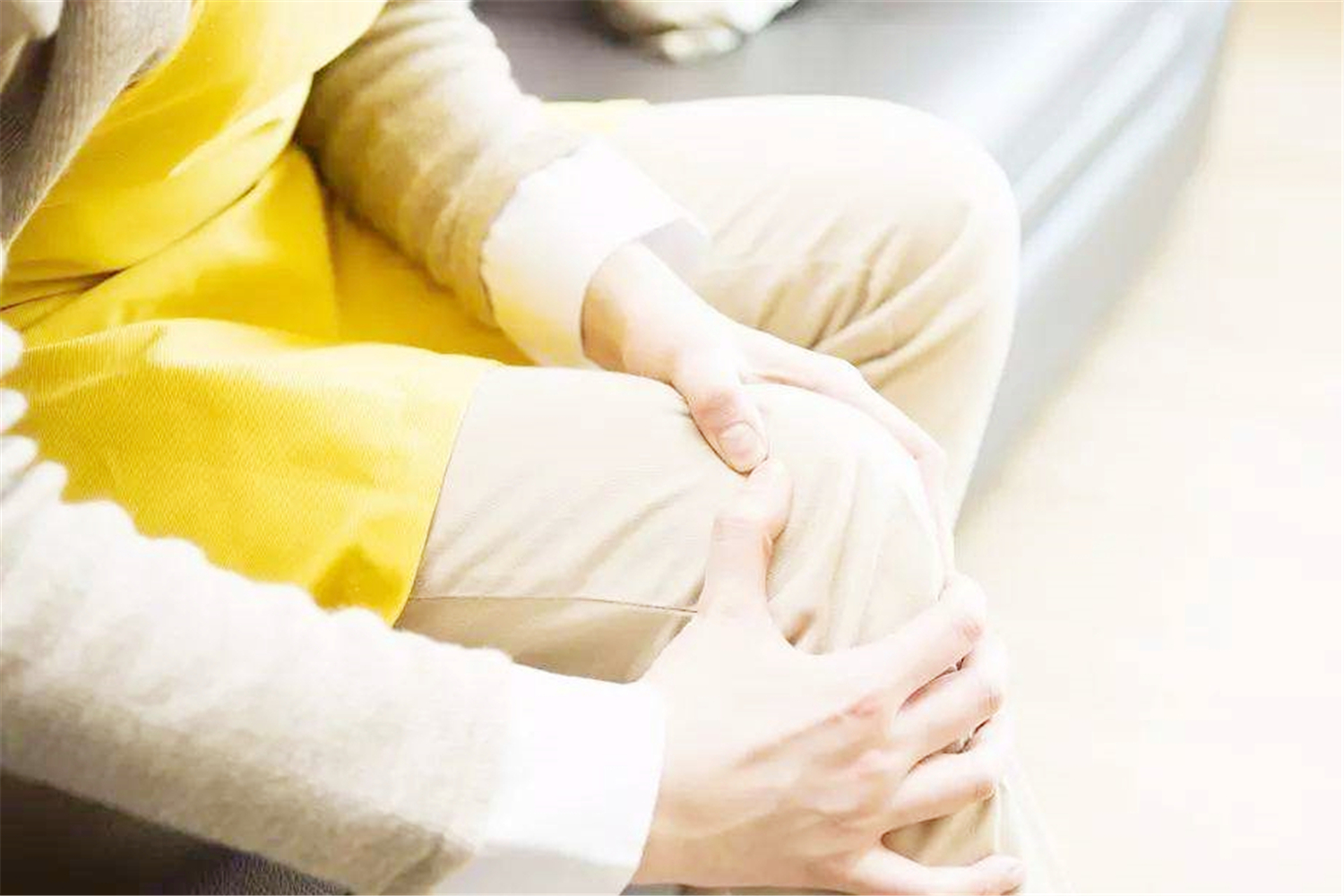 月子里睡不着心情烦躁,月子里很困睡不着怎么办