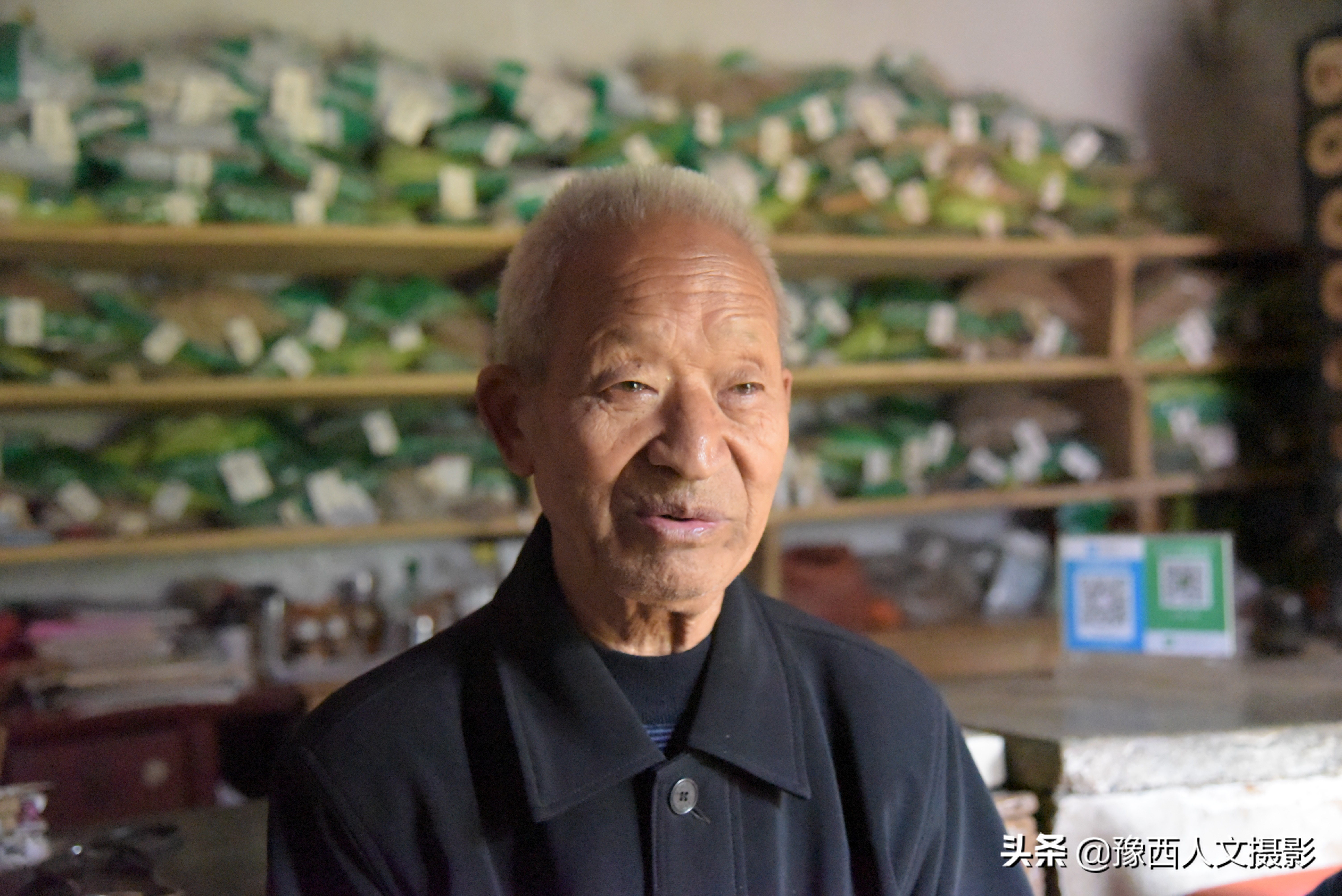 83岁老人坚持学习33年,83岁老中医自学成才