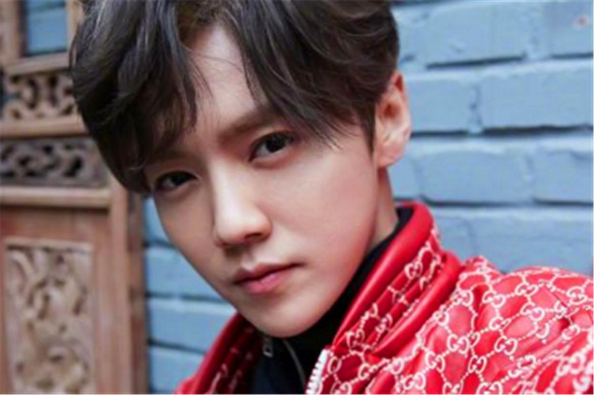 鹿晗见到曼联的曼联粉,鹿晗造访曼联实现人生理想