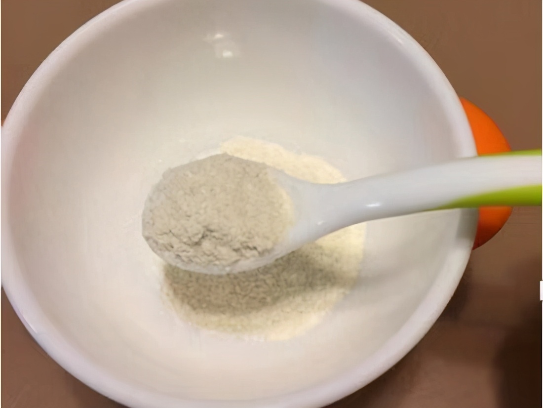 宝宝的第一口辅食该怎么吃,宝宝辅食第一口米粉怎么吃正确