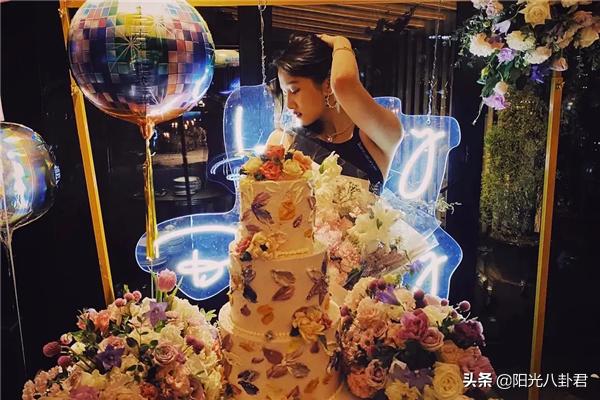 关晓彤晚宴现场视频,关晓彤生日聚会