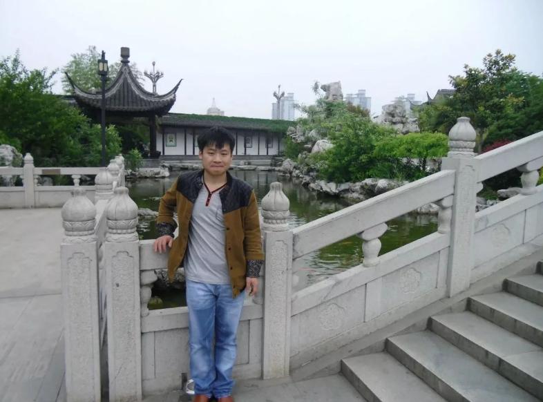 90后送快递的小伙子,90后送快递小伙