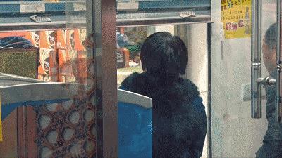 “当时我就一个想法，‘躺’到刀和人质之间!”