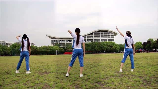 家长把孩子交到我们手上,家长把小孩捧在手心里