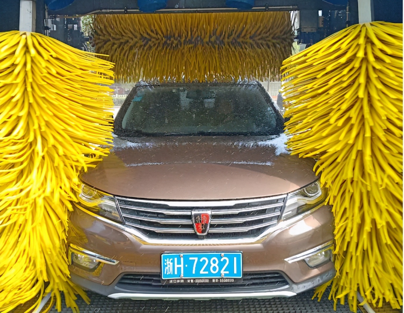 本想加个油，一不小心还蹭了个网红洗车