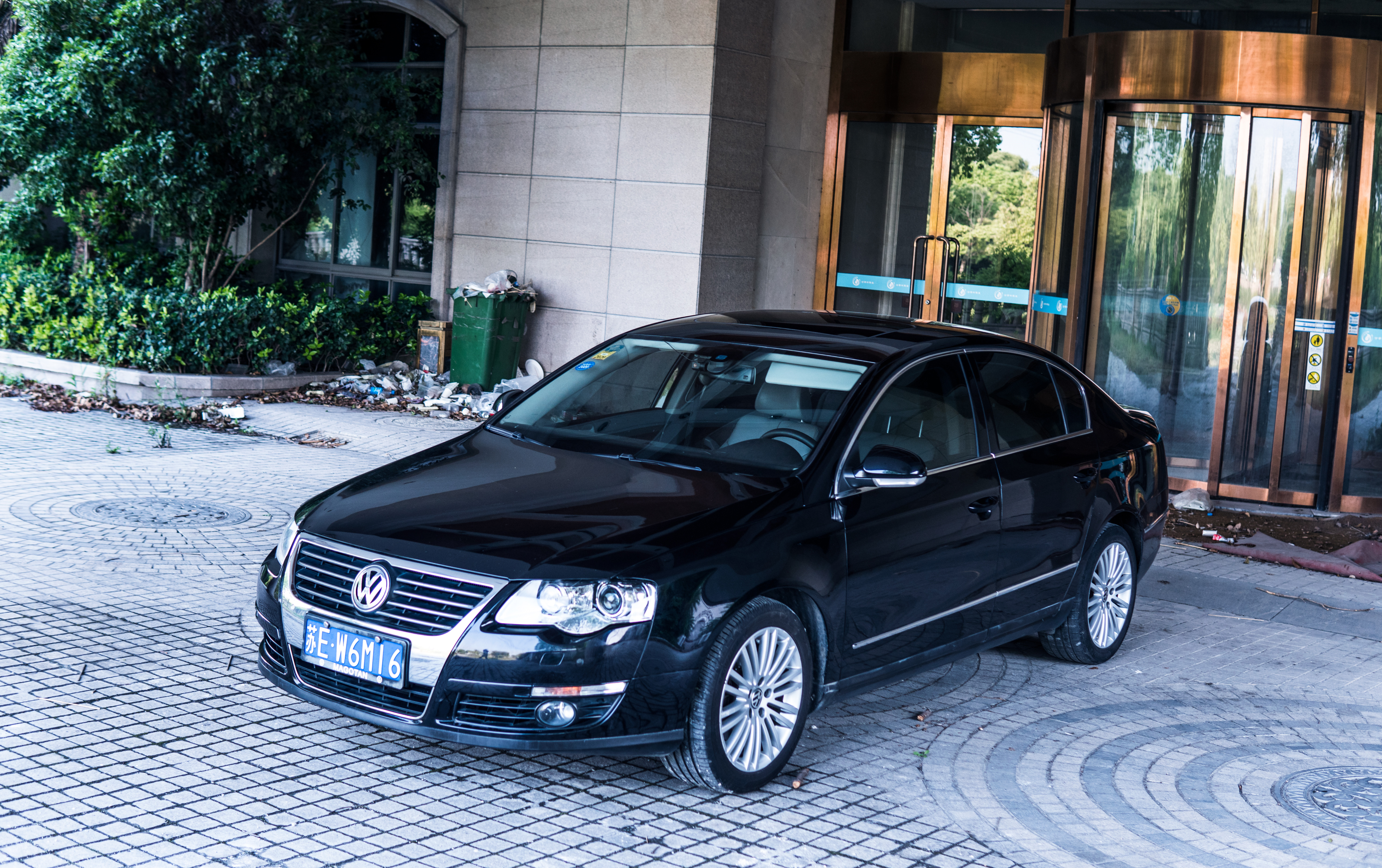 开着曾经的最美大众探寻废弃城堡，如今B6迈腾还值得购买吗？