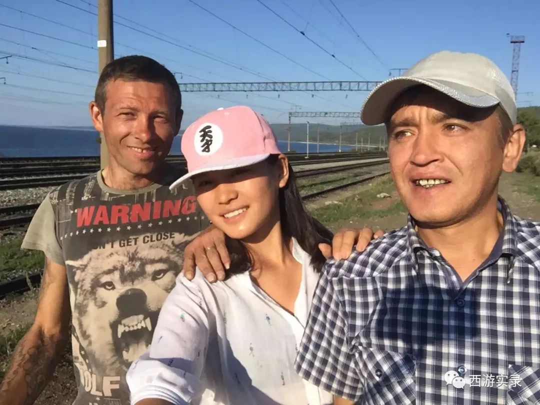 这女孩看到俄罗斯帅哥搭车，逼我停车，否则跳车