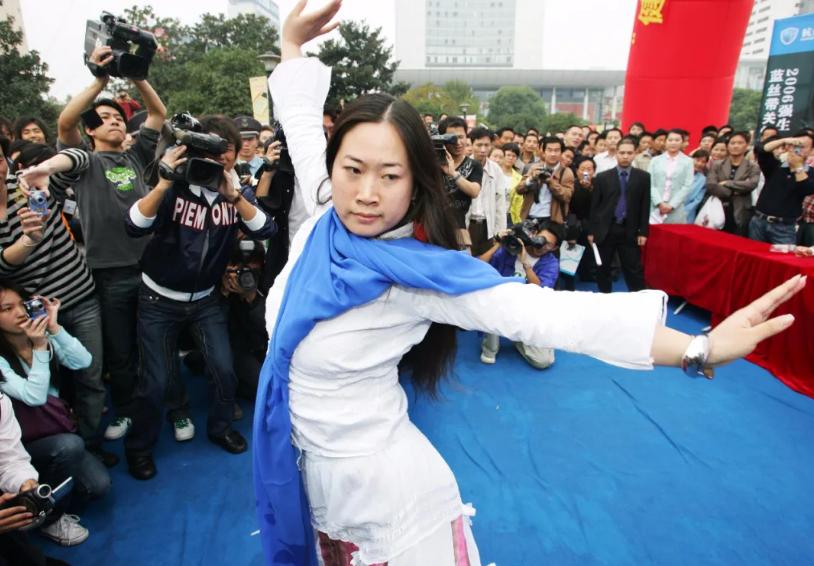 扭腰翘臀,未婚生子,曾经被骂没脑子的芙蓉姐姐,如今怎样了?