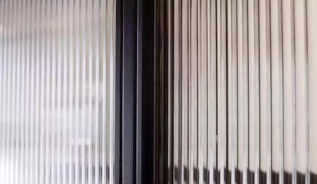 这种黑框玻璃门简直和小户型绝配,一切小黑屋都能被玻璃砖治愈