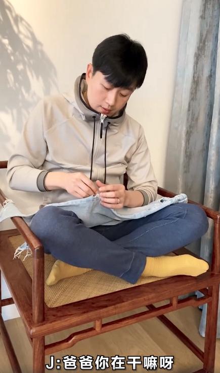 佟大为缝破洞裤被女儿嫌弃,佟大为给女儿补破洞裤