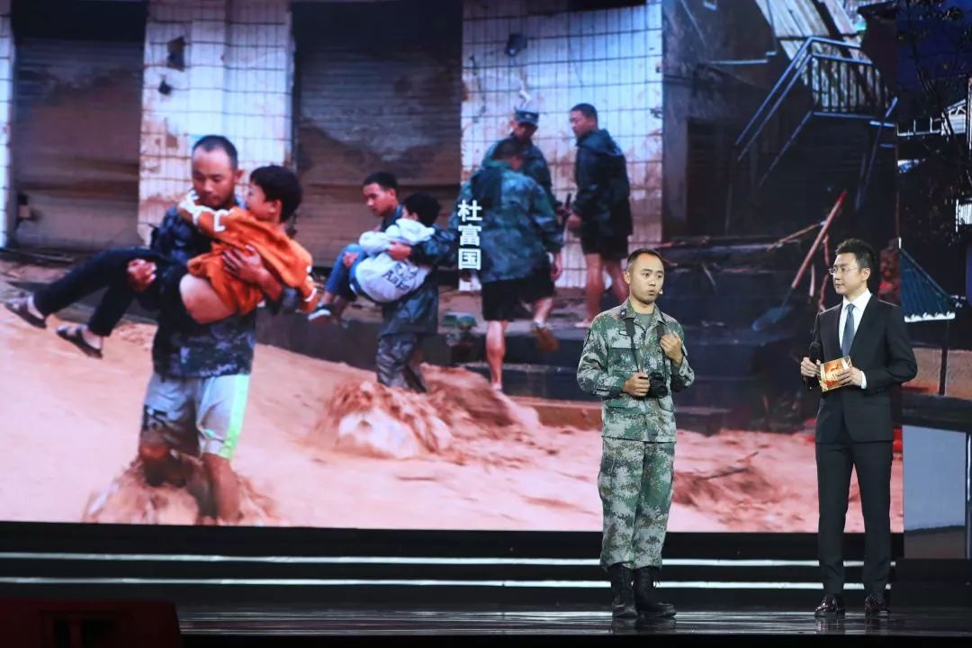 一个标准的军礼彰显崇高的敬意,这个特殊的军礼令人泪目