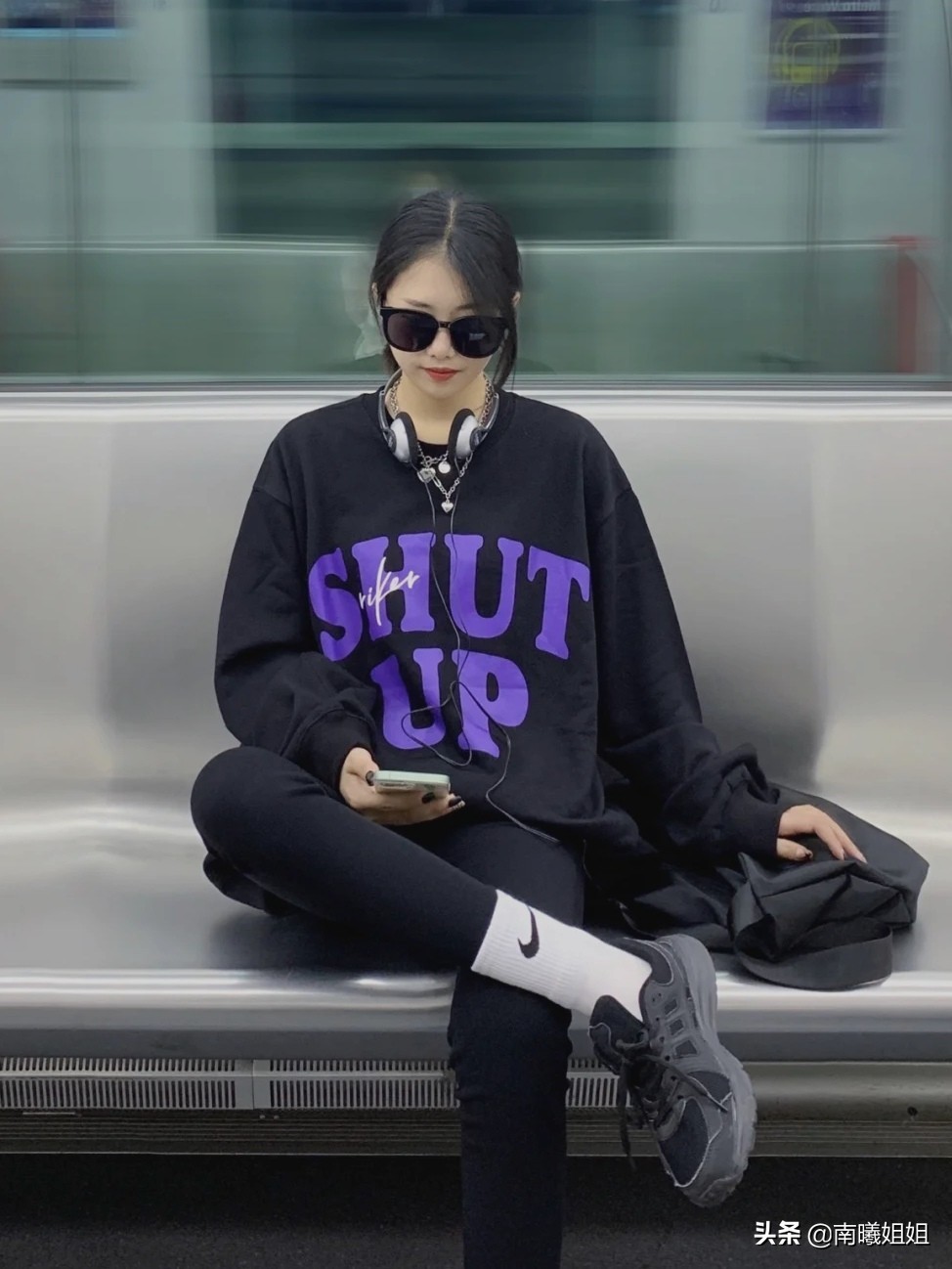 时髦的女人都穿卫衣减龄又好看,女生一定要了解的卫衣经典搭配