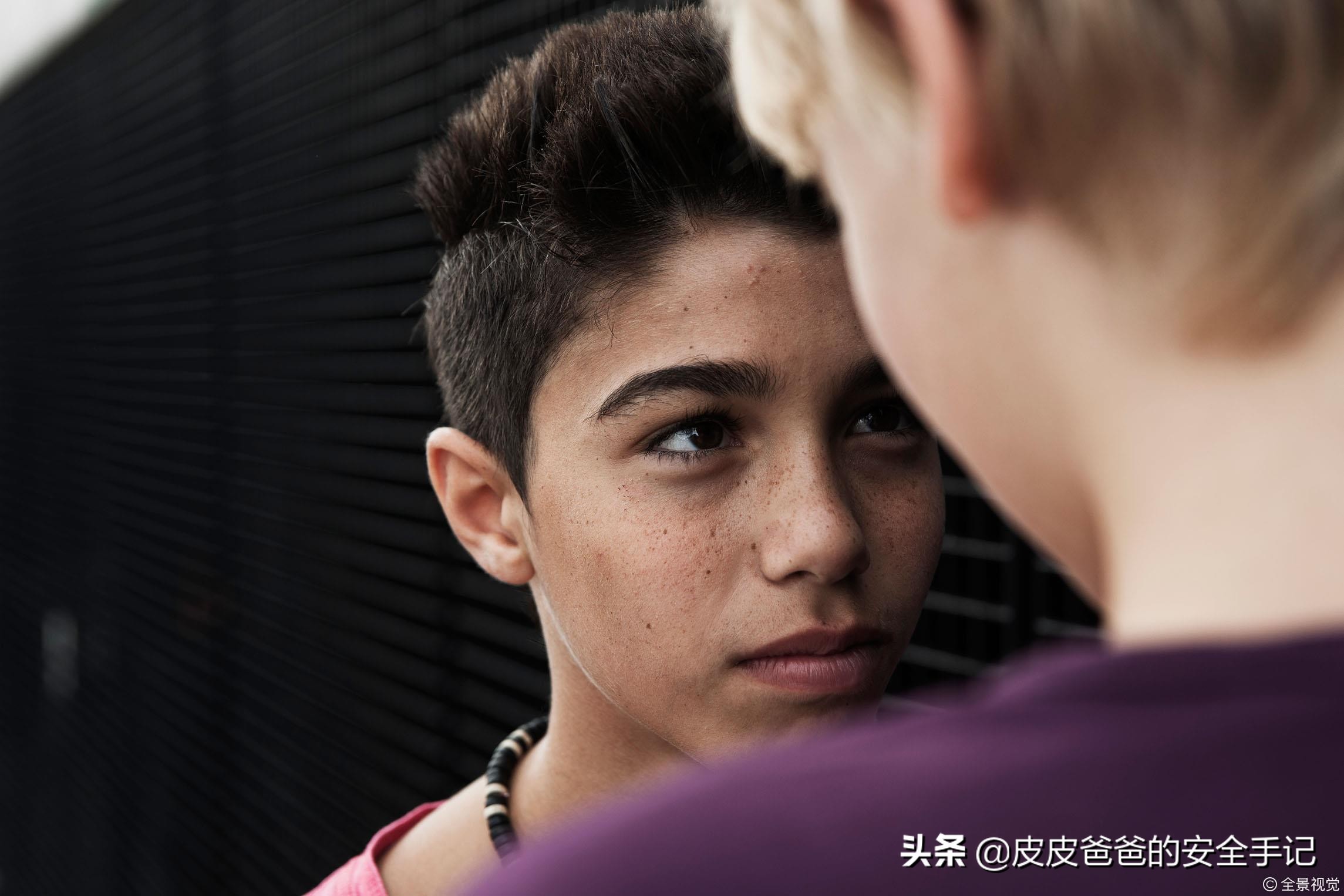 面对“倚老卖老”式冲突，易受刺激的青春期男孩如何快速止暴