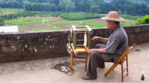 61岁中国爷爷获赞1000万，外国网友：实名羡慕他的孙子