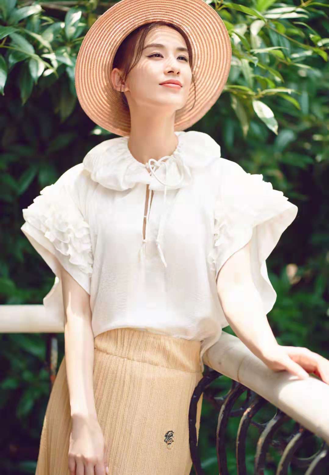 36岁黄圣依惊艳出场,黄圣依深v吊带裙