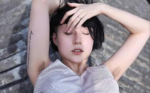 为何脱毛？114万年前人类褪去毛发，留下腋窝、阴毛究竟有啥用？