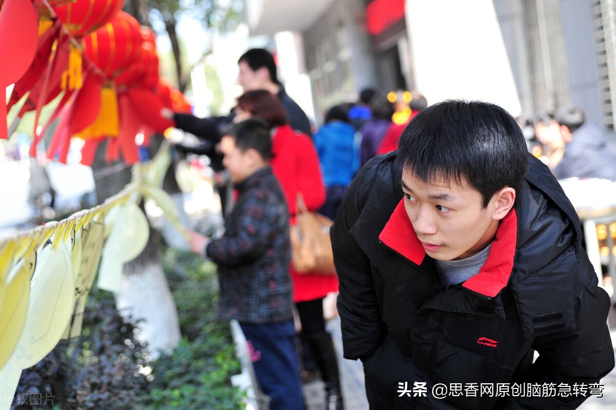 背背有些驼，牙齿生得多；虽然没头发，爱在头上摸（打一物）