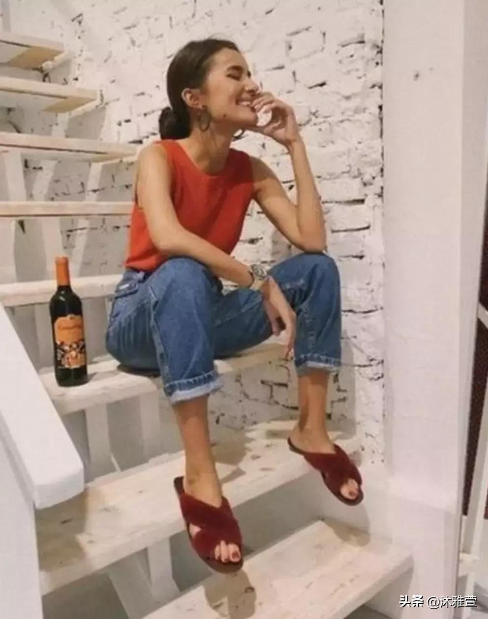 穿红色衣服红色鞋子,红色芭蕾单鞋配牛仔裤