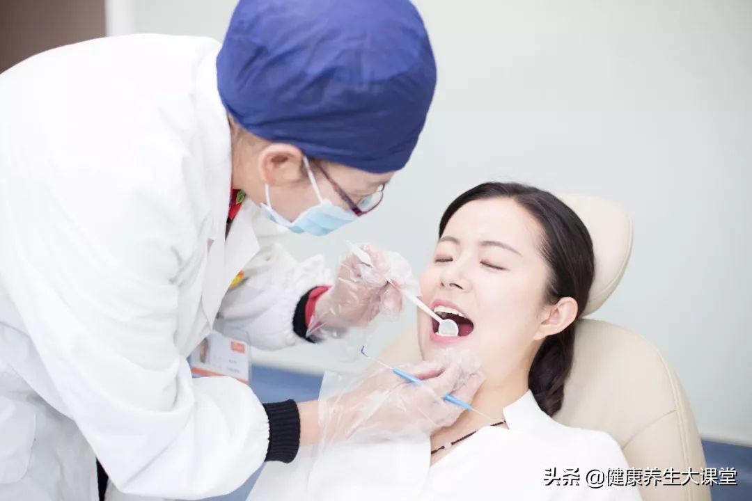 女生经期不能洗凉水澡,经期能不能洗澡和洗头呢