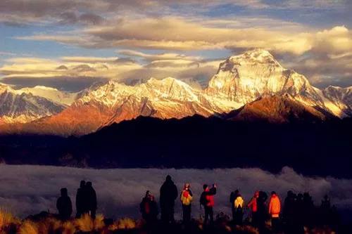 它是中国的邻国，人民月薪仅200元，原住民羡慕中国人全都是土豪