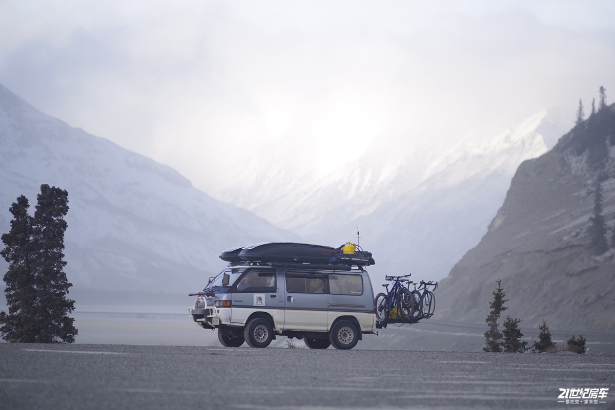 小伙买八手车,小伙买了6米8房车